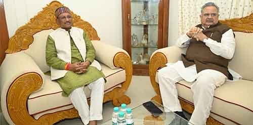 मुख्यमंत्री विष्णु देव साय ने विधानसभा अध्यक्ष डॉ. रमन सिंह से उनके निवास में की सौजन्य मुलाकात