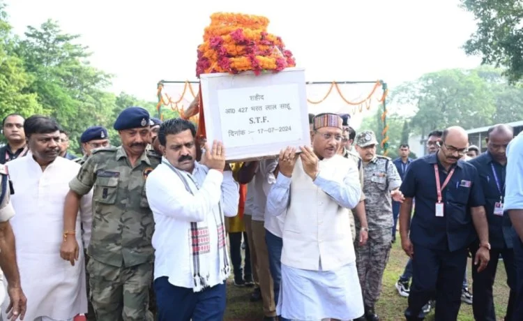 मुख्यमंत्री और उपमुख्यमंत्री ने शहीद जवान को दी श्रद्धांजलि मुख्यमंत्री और उपमुख्यमंत्री ने शहीद जवान को दी श्रद्धांजलि