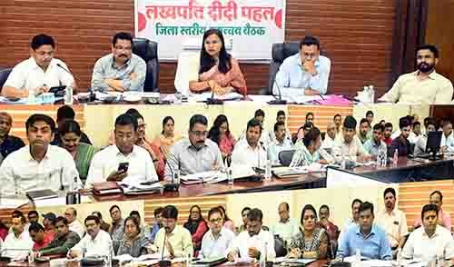 आजीविका गतिविधि से जुड़े महिलाओं को लखपति दीदी बनाने की प्रशासनिक पहल