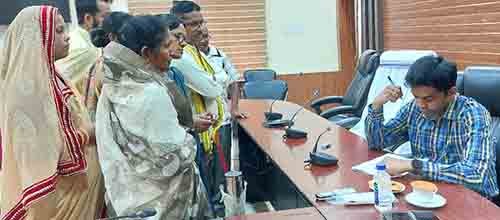 नाली से अवैध कब्जा हटवाने वार्डवासियों ने दिया आवेदन नाली से अवैध कब्जा हटवाने वार्डवासियों ने दिया आवेदन