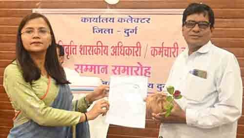 सेवानिवृत हुए शासकीय सेवकों को किया गया सम्मानित सेवानिवृत हुए शासकीय सेवकों को किया गया सम्मानित