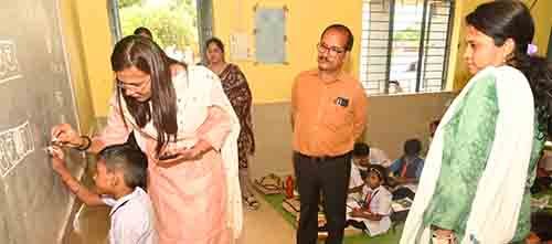 स्कूल निरीक्षण पर पहुंची कलेक्टर,  दिखी टीचर की भूमिका में, विद्यार्थियों से पूछे सवाल