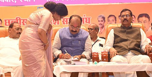 उप मुख्यमंत्री अरुण साव ने डॉ. सरिता साहू द्वारा लिखित ‘छत्तीसगढ़ का सामाजिक, सांस्कृतिक एवं आर्थिक इतिहास’ पुस्तक का किया विमोचन उप मुख्यमंत्री अरुण साव ने डॉ. सरिता साहू द्वारा लिखित ‘छत्तीसगढ़ का सामाजिक, सांस्कृतिक एवं आर्थिक इतिहास’ पुस्तक का किया विमोचन