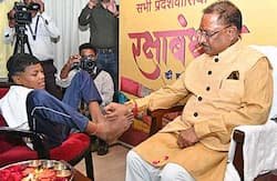 दिव्यांग बालिका वर्षा ध्रुव ने रक्षाबंधन पर मुख्यमंत्री को पैरों से बांधी राखी दिव्यांग बालिका वर्षा ध्रुव ने रक्षाबंधन पर मुख्यमंत्री को पैरों से बांधी राखी