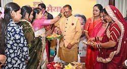 मुख्यमंत्री विष्णु देव साय के हाथों रक्षाबंधन पर ‘महतारी वंदन योजना’ के लाभार्थियों को मिला सम्मान मुख्यमंत्री विष्णु देव साय के हाथों रक्षाबंधन पर ‘महतारी वंदन योजना’ के लाभार्थियों को मिला सम्मान