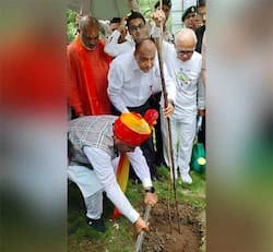 एक पेड़ मॉं के नाम एवं महतारी वंदन स्वरूप वनमंत्री श्री केदार कश्यप ने किया पौधरोपण एक पेड़ मॉं के नाम एवं महतारी वंदन स्वरूप वनमंत्री श्री केदार कश्यप ने किया पौधरोपण