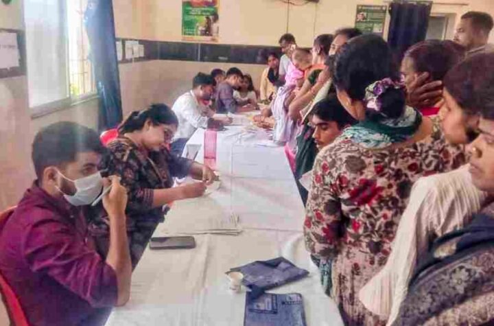 स्वास्थ्य शिविर में नि:शुल्क इलाज से ग्रामीणों को मिला लाभ
