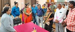 कनाडा से वीडियो कांफ्रेंसिंग के जरिए हुआ राजीनामा, लोक अदालत की तकनीकी सफलता  पति-पत्नी के बीच विवाद सुलझा, 11 साल पुराना चेक बाउंस मामला निपटा         दुर्ग। राष्ट्रीय विधिक सेवा प्राधिकरण, नई दिल्ली के निर्देशानुसार एवं छ.ग. राज्य विधिक सेवा प्राधिकरण, बिलासपुर के मार्गदर्शन में तथा डॉ. प्रज्ञा पचौरी, प्रधान जिला न्यायाधीश/अध्यक्ष जिला विधिक सेवा प्राधिकरण दुर्ग के निर्देशन में जिला न्यायालय एवं तहसील व्यवहार न्यायालय में नेशनल लोक अदालत का आयोजन किया गया। जिसके तहत जिला न्यायालय दुर्ग, कुटुम्ब न्यायालय, दुर्ग, व्यवहार न्यायालय भिलाई-3. व्यवहार न्यायालय पाटन एवं व्यवहार न्यायालय धमधा, तथा किशोर न्याय बोर्ड, श्रम न्यायालय, स्थायी लोक अदालत (जनोपयोगी सेवाएँ) राजस्व न्यायालय एवं उपभोक्ता फोरम दुर्ग में नेशनल लोक अदालत का आयोजन किया गया।          नेशनल लोक अदालत का शुभारंभ माँ सरस्वती के तैलचित्र पर डॉ. प्रज्ञा पचौरी, प्रधान जिला न्यायाधीश दुर्ग द्वारा माल्यार्पण एवं दीप प्रज्जवल कर प्रातः 10.30 बजे किया गया। शुभारंभ कार्यक्रम में श्रीमती गिरिजा देवी मेरावी, प्रधान न्यायाधीश, कुटुम्ब न्यायालय दुर्ग, एवं श्री रविशंकर सिंह, सचिव जिला अधिवक्ता संघ एवं अन्य पदाधिकारीगण, न्यायाधीशगण, अधिवक्तागण तथा विभिन्न बैंक के प्रबंधक उपस्थित रहे।          नेशनल लोक अदालत में कुल 34 खण्डपीठ का गठन किया गया। परिवार न्यायालय दुर्ग हेतु 03 खण्डपीठ, जिला न्यायालय दुर्ग हेतु 26, तहसील न्यायालय भिलाई-3 में 01 खण्डपीठ तहसील पाटन हेतु 01 खण्डपीठ, तहसील न्यायालय धमधा में 01 खण्डपीठ, किशोर न्याय बोर्ड हेतु 01 तथा स्थायी लोक अदालत (जनोपयोगी सेवाएँ) दुर्ग के लिए 01 खण्डपीठ का गठन किया गया। इसके अतिरिक्त राजस्व न्यायालय में भी प्रकरण का निराकरण हेतु खण्डपीठ का गठन किया गया था।          उक्त नेशनल लोक अदालत में राजीनामा योग्य दाण्डिक सिविल, परिवार, मोटर दुर्घटना दावा, से संबंधित प्रकरण रखे गये तथा उनका निराकरण आपसी सुलह, समझौते के आधार पर किया गया। इसके अलावा बैकिंग / वित्तीय संस्था, विद्युत एवं दूरसंचार से संबंधित प्री-लिटिगेशन प्रकरणों (विवाद पूर्व प्रकरण) का निराकरण भी किया गया। लोक अदालत में दोनों पक्षकारों के आपसी राजीनामा से प्रकरण का शीघ्र निराकरण होता है, इसमें न तो किसी की हार होती है न ही किसी की जीत होती है।          आज आयोजित नेशनल लोक अदालत के अवसर पर कार्यालय मुख्य चिकित्सा एवं स्वास्थ्य अधिकारी, दुर्ग के सहयोग से जिला न्यायालय परिसर दुर्ग में आने वाले पक्षकारों के स्वास्थ्य जॉच / परीक्षण हेतु एक दिवसीय निःशुल्क स्वास्थ्य जाँच शिविर का आयोजन भी किया गया जिसमें उक्त विभाग/कार्यालय की ओर से डॉ. हरमीत सिंह, चिकित्सा अधिकारी, श्री प्रवीण कुमार कुर्रे फार्मासिस्ट ग्रेड-02, खेमलाल कुर्रे, स्टाफनर्स, श्री गौकरण साहू एम.पी. डब्ल्यू तथा श्री राजू यादव वार्ड ब्याय के द्वारा सेवाएँ प्रदान की गयी। उक्त आयोजित निःशुल्क स्वास्थ्य जाँच शिविरष् में बड़ी संख्या में आमजनों के द्वारा अपने स्वास्थ्य की जांच / परीक्षण कराया गया और बहुतायत संख्या में लोग लाभांवित हुए हैं।          वर्ष 2024 के इस तृतीय नेशनल लोक अदालत में कुल 8333 न्यायालयीन प्रकरण तथा कुल 124829 प्री-लिटिगेशन प्रकरण निराकृत हुए जिनमें कुल समझौता राशि 304181959 रूपये रहा। इसी कम में लंबित निराकृत हुए प्रकरण में 526 दाण्डिक प्रकरण, क्लेम के 70 प्रकरण, पारिवारिक मामलें के 103 चेक अनादरण के 382 मामले, व्यवहार वाद के 58 मामलें, श्रम न्यायालय के कुल 17 मामलें तथा स्थायी लोक अदालत (जनोपयोगी सेवाएँ) दुर्ग के कुल 1056 मामलें निराकृत हुए।   उक्त नेशनल लोक अदालत में निराकृत प्रकरण के कुछ महत्वपूर्ण प्रकरण निम्नानुसार रहे –          विडियो कांफ्रेसिंग के माध्यम से भारत से 11600 किलोमीटर दूर कनाडा में निवास करने वाले व्यक्ति से हुआ राजीनामा मामला खंडपीठ कमांक 13 के पीठासीन अधिकारी श्री विवेक नेताम, न्यायिक मजिस्ट्रेट प्रथम श्रेणी, दुर्ग (छ.ग.) के न्यायालय का है। दांडिक प्रकरण कमांक 3469/2023 शासन विरूद्ध रूपेश कुमार गुप्ता, धारा 420 भा.द.सं. के प्रकरण में पुलिस थाना-भिलाई नगर जिला दुर्ग (छ.ग.) द्वारा अपराध कमांक 370/2022 में प्रार्थी संजीव सक्सेना एवं अन्य बारह पीड़ितगण द्वारा आरोपी रूपेश कुमार गुप्ता के विरूद्ध धोखाधड़ी की शिकायत दर्ज कराई गयी थी। थाना भिलाई नगर द्वारा संपूर्ण विवेचना पश्चात् माननीय न्यायालय श्री विवेक नेताम, न्यायिक मजिस्ट्रेट प्रथम श्रेणी, दुर्ग के समक्ष आरोपी रूपेश कुमार गुप्ता के विरूद्ध धारा 420 भा.द.सं. के अंतर्गत अभियोग पत्र पेश किया गया था। माननीय न्यायालय आरोपी रूपेश कुमार गुप्ता के विरूद्ध धारा 420 भा.दं.सं. के तहत अपराध विरचित किया गया था, जिसके पश्चात प्रकरण के प्रार्थी एवं अन्य 11 पीडितगण द्वारा छ.ग. राज्य एवं भारत में वर्तमान में निवासरत होने के कारण न्यायालय में स्वतः उपस्थित होकर आरोपी रूपेश कुमार गुप्ता के साथ राजीनामा किया गया था, किन्तु प्रकरण के एक पीड़ित श्री प्रदीप सिंह लोहिया, आत्मज टी.एस. लोहिया वर्तमान में ऑरेंजविले, ओंटारियो, कनाडा में निवासरत होने से नेशनल लोक अदालत दिनांक 21 सितम्बर 2024 को स्वतः उपस्थित होने में असमर्थ होने से पीडित प्रदीप सिंह लोहिया को विडियो कांफ्रेंसिंग के माध्यम से न्यायालय के समक्ष उपस्थित कराया गया। न्यायालय द्वारा प्रदीप सिंह लोहिया को समझाईश दिये जाने पर उसने बिना डर दबाव के आरोपी रूपेश कुमार गुप्ता से राजीनामा करना व्यक्त किया गया।   धारा 420 भा.दं.सं. का अपराध न्यायालय की अनुमति से राजीनामा योग्य          अपराध होने से न्यायालय द्वारा उक्त अपराध का शमन किया गया। इस प्रकार उक्त प्रकरण में पीड़ित प्रदीप सिंह लोहिया के कनाडा देश में निवासरत होने के बावजूद वीडियो कान्फ्रेंसिंग के माध्यम से प्रकरण का निराकरण माननीय न्यायालय श्री विवेक नेताम न्यायिक मजिस्ट्रेट प्रथम श्रेणी दुर्ग के द्वारा नेशनल लोक अदालत में किया गया। जिससे प्रार्थी को न्यायालय तक आने की आवश्यकता नहीं पड़ी और न्यायालय द्वारा माननीय सर्वाेच्च्च न्यायालय के द्वारा ई-कोर्ट मिशन के अंतर्गत प्रदत्त कम्प्यूटर एवं तकनीकों का पूर्ण रूप से प्रयोग करते हुए उक्त मिशन की सफलता दर्शाता है।          प्रार्थी की मृत्यु पश्चात उसकी पत्नी ने माफ कर किया प्रकरण समाप्त मामला खंडपीठ कमांक 19 के पीठासीन अधिकारी श्री रवि कुमार कश्यप, तृतीय व्यवहार न्यायाधीश कनिष्ठ श्रेणी दुर्ग के न्यायालय का है। उक्त प्रकरण में अभियुक्तगण के द्वारा प्रार्थी के साथ मारपीट एवं गाली गलौच किया गया था। प्रकरण के लंबन काल में प्रार्थी की मृत्यु हो गई थी। न्यायालय द्वारा प्रार्थी के विधिक वारिसान (पत्नी) को समझाईश देने पर उसके द्वारा अभियुक्तगण को माफ करते हुए प्रकरण में राजीनामा कर लिया गया। जिससे उनके मध्य फिर से मधुर संबंध स्थापित हो गये और राजीनामा के आधार पर प्रकरण समाप्त हो जाने से उभयपक्षकार न्यायपालिका की प्रक्रिया से बहुत खुश हुए।          बोरवेल से गंदा पानी बहने को लेकर चल रहे विवाद का हुआ निपटारा मामला खंडपीठ कमांक 20 के पीठासीन अधिकारी सुश्री पायल टोप्नो, षष्ठदश व्यवहार न्यायाधीश, कनिष्ठ श्रेणी दुर्ग (छ.ग.) के न्यायालय का है। उभयपक्ष जो पड़ोसी हैं, के मध्य दिनांक 24 जनवरी 2024 को बोरवेल से गंदा पानी बहने की बात को लेकर विवाद हो गया था, जिसके संबंध में प्रार्थिया द्वारा थाना- नंदिनी नगर, जिला दुर्ग (छ.ग.) में रिपोर्ट दर्ज करायी गई थी। प्रकरण जनवरी 2024 से लंबित है, जिसमें प्रार्थिया को राजीनामा किये जाने हेतु बुलाया गया एवं समझाईश पश्चात् प्रार्थिया द्वारा बिना किसी डर दबाव, लोभ लालच के राजीनामा किया गया, जिससे प्रकरण राजीनामा के आधार पर नेशनल लोक अदालत के माध्यम से निराकृत किया गया। इस प्रकार नेशनल लोक अदालत के माध्यम से पड़ोसियों के मध्य पुनः मधुर संबंध स्थापित हुए तथा आठ माह के भीतर ही तीव्रता से दांडिक प्रकरण का निराकरण भी किया गया। जिससे माननीय उच्च न्यायालय के सिद्धांत- जस्टिल डिलेड इज जस्टिस डिनाईड की अवहेलना न होते हुए आठ माह में प्रकरण का निराकरण लोक अदालत के माध्यम से किया गया।          चेक बाउंस का 11 वर्ष पुराना प्रकरण हुआ समाप्त- मामला खंडपीठ कमांक 09 के पीठासीन अधिकारी श्री जनार्दन खरे, प्रथम व्यवहार न्यायाधीश, वरिष्ठ श्रेणी दुर्ग (छ.ग.) के न्यायालय का है।प्रकरण कमांक 4370/2013 आसकरण विरूद्ध अजय चौहान को संस्थित दिनांक 10 मई .2013 को न्यायालय के समक्ष परिवाद प्रस्तुत किया गया था, जिसके आधार पर उक्त प्रकरण में अभियुक्त अजय चौहान के विरूद्ध धारा 138 परकाम्य लिखत अधिनियम के तहत अपराध पंजीबद्ध किया गया। उक्त प्रकरण का विभिन्न न्यायालय में विचार किया गया तथा प्रकरण दिनांक 24 जून 2024 को न्यायालय जनार्दन खरे, न्यायिक मजिस्ट्रेट प्रथम श्रेणी दुर्ग (छ.ग.) के न्यायालय में रखा गया। उक्त दिनांक को प्रकरण परिवादी साक्ष्य के स्तर पर था। उक्त प्रकरण में राजीनामा होने के लिये प्रयास किया गया तथा राजीनामा हेतु दिनांक 21 सितम्बर 2024 को नेशनल लोक अदालत खंडपीठ कमांक 09 में रखा गया। प्रकरण में परिवादी का अभियुक्त अजय चौहान के साथ राजीनामा होने पर, कुल 11 वर्षों से लंबित चले आ रहे प्रकरण का हंसी-खुशी निराकरण किया गया। इस प्रकार नेशनल लोक अदालत के माध्यम से ग्यारह वर्ष से लंबित प्रकरण का निराकरण चंद मिनटों में हो गया।          दाम्पत्य जीवन हुआ फिर से खुशहाल मामला खंडपीठ कमांक 03 के पीठासीन अधिकारी सुश्री रंजू राउतराय, तृतीय अतिरिक्त प्रधान न्यायाधीश, कुटुम्ब न्यायालय दुर्ग (छ.ग.) के न्यायालय का है। आवेदिका द्वारा धारा 125 द.प्र.सं. अंतर्गत आवेदन न्यायालय के समक्ष पेश किया गया था। पक्षकारो के मध्य सुलहवार्ता कर सुलह का प्रयास किया गया। न्यायालय द्वारा समझाईश दिये जाने पर पक्षकार साथ रहकर अपना दाम्पत्य जीवन निर्वहन करने हेतु सहमत हुए। पक्षकारों द्वारा सुलह हो जाने पर प्रकरण की कार्यवाही समाप्त किये जाने का निवेदन करने का प्रकरण समाप्त कराया गया। इस प्रकार नेशनल लोक अदालत के माध्यम से एक बिखरे हुए परिवार को फिर से एक किया गया, जिससे लोक अदालत का सिद्धांत लोक अदालत का सार, न किसी की जीत, न किसी की हार पूर्ण हुई।          आपसी राजीनामा के आधार पर फिर से एक हुए पति-पत्नीरू मामला खंडपीठ कमांक 16 के पीठासीन अधिकारी श्रीमती श्वेता पटेल, न्यायिक मजिस्ट्रेट प्रथम श्रेणी, दुर्ग (छ.ग.) के न्यायालय का है। न्यायालय में लंबित आपराधिक प्रकरण क्रमांक 6848/2023 शासन विरूद्ध ईमरान खान में अभियुक्त के विरूद्ध उनकी पत्नी श्रीमती नीलम राजपूत की रिपोर्ट पर थाना दुर्ग में अपराध अंतर्गत धारा- 294, 506, 323 भा.द.सं. पंजीबद्ध किया गया था, कि अभियुक्त प्रार्थिया श्रीमती नीलम राजपूत का पति है तथा अभियुक्त प्रार्थिया से गाली-गलौच व जान से मारने की धमकी एवं मारपीट किया करता था। उक्त संबंध में इस न्यायालय द्वारा प्रीसीटिंग कर समझाईश दी गई थी जिसके फलस्वरूप उभयपक्षों के मध्य पुनः मधुर संबंध स्थापित हुए और वर्तमान में प्रार्थिया अभियुक्त के साथ निवासरत है। प्रार्थिया श्रीमती नीलम राजपूत ने उक्त प्रकरण में बिना किसी डर दबाव एवं लालच के स्वेच्छया अपने पति से राजीनामा करते हुए प्रकरण समाप्त किया। इस प्रकार नेशनल लोक अदालत के माध्यम से एक टूटा हुआ परिवार फिर से एक होकर वापस अपने घर लौट गया।          वर्ष 2017 से लंबित चल रहा 08 वर्ष पुराना विवाद समाप्त कर उभयपक्षों के मध्य स्थापित हुआ मधुर संबंधरू मामला खंडपीठ कमांक 12 के पीठासीन अधिकारी श्री भगवान दास पनिका, द्वितीय व्यवहार न्यायाधीश वरिष्ठ श्रेणी दुर्ग का है। प्रकरण से संबंधित उभयपक्षों के मध्य दिनांक 06.05. 2017 को वाद-विवाद हो गया था। जिसके संबंध में प्रार्थी द्वारा रिपोर्ट दर्ज कराया गया था। प्रकरणप्रकरण कमांक 4370/2013 आसकरण विरूद्ध अजय चौहान को संस्थित दिनांक 10 मई 2013 को न्यायालय के समक्ष परिवाद प्रस्तुत किया गया था, जिसके आधार पर उक्त प्रकरण में अभियुक्त अजय चौहान के विरूद्ध धारा 138 परकाम्य लिखत अधिनियम के तहत अपराध पंजीबद्ध किया गया। उक्त प्रकरण का विभिन्न न्यायालय में विचार किया गया तथा प्रकरण दिनांक 24 जून 2024 को न्यायालय जनार्दन खरे, न्यायिक मजिस्ट्रेट प्रथम श्रेणी दुर्ग (छ.ग.) के न्यायालय में रखा गया। उक्त दिनांक को प्रकरण परिवादी साक्ष्य के स्तर पर था। उक्त प्रकरण में राजीनामा होने के लिये प्रयास किया गया तथा राजीनामा हेतु दिनांक 21 सितम्बर 2024 को नेशनल लोक अदालत खंडपीठ कमांक 09 में रखा गया। प्रकरण में परिवादी का अभियुक्त अजय चौहान के साथ राजीनामा होने पर, कुल 11 वर्षों से लंबित चले आ रहे प्रकरण का हंसी-खुशी निराकरण किया गया। इस प्रकार नेशनल लोक अदालत के माध्यम से ग्यारह वर्ष से लंबित प्रकरण का निराकरण चंद मिनटों में हो गया।          लोक अदालत के प्रयास से पति-पत्नी फिर से हुए एक मामला खंडपीठ कमांक 01 के पीठासीन अधिकारी श्रीमती गिरिजा देवी मेरावी, प्रधान न्यायाधीश कुटुम्ब न्यायालय, दुर्ग (छ०ग०) के न्यायालय का है। आवेदिका ने स्वयं तथा अवयस्क पुत्र कबीर भारती के लिए अनावेदक के विरूद्ध भरण-पोषण राशि दिलाए जाने के लिए प्रकरण प्रस्तुत किया गया। आवेदिका का विवाह अनावेदक के साथ दिनांक 22 अप्रैल 2019 को संपन्न हुआ। विवाह के बाद आवेदिका एवं अनावेदक के मध्य आपस में छोटी-छोटी बातों पर लडाई झगड़ा होने लगा और दहेज के लिए आवेदिका को प्रताडित किया जाने लगा, उनके दाम्पत्य संसर्ग से दिनांक 09 नवम्बर 2020 को एक पुत्र कबीर का जन्म हुआ है. जो वर्तमान में आवेदिका के साथ रहता है। मार्च 2022 को अनावेदक ने आवेदकगण को एक लाख रूपये लेकर आना तभी ससुराल में आने दिया जायेगा कहकर मायके छोड़ दिया। आवेदिका द्वारा पुलिस में शिकायत की गई। आवेदिका की आर्थिक स्थिति कमजोर होने के कारण आवेदिका ने अनावेदक के विरूद्ध न्यायालय में भरण-पोषण का मामला प्रस्तुत किया।          अनावेदक ने आवेदिका के विरूद्ध दिनांक 26 सितम्बर 2023 को दाम्पत्य संबंधो की पुनर्स्थापना का मामला प्रस्तुत किया है। पक्षकारों के मध्य सुलह कार्यवाही कराये जाने पर उभयपक्ष पुरानी बातों को भुलाकर साथ-साथ रहकर दाम्पत्य जीवन व्यतीय करने को तैयार हो गये। इस प्रकार सुलहवार्ता सफल रही। सुलह समझाईश पश्चात् आवेदिका एवं अनावेदक अपने पुत्र के साथ राजीखुशी से घर चले गये और आवेदिका तथा अनावेदक ने अपने-अपने मामले को समाप्त करा लिया। इस प्रकार नेशनल लोक अदालत के माध्यम से उज्जवल भविष्य की कामनाओ सहित उभयपक्षकारों को हसी-खुशी घर वापस भेजा गया।