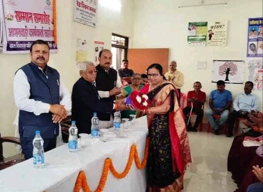 आंगनबाड़ी कार्यकर्ताओं का किया सम्मान