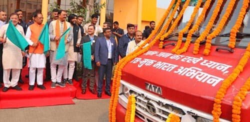 मुख्यमंत्री श्री विष्णुदेव साय ने मोबाइल मेडिकल यूनिट व प्रचार वाहन को हरी झंडी दिखाकर किया रवाना