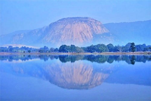 मधेश्वर पहाड़ में स्थापित हुई विश्व की सबसे बड़ी प्राकृतिक शिवलिंग प्रतिकृति: पर्यटन को नई दिशा मधेश्वर पहाड़ में स्थापित हुई विश्व की सबसे बड़ी प्राकृतिक शिवलिंग प्रतिकृति: पर्यटन को नई दिशा