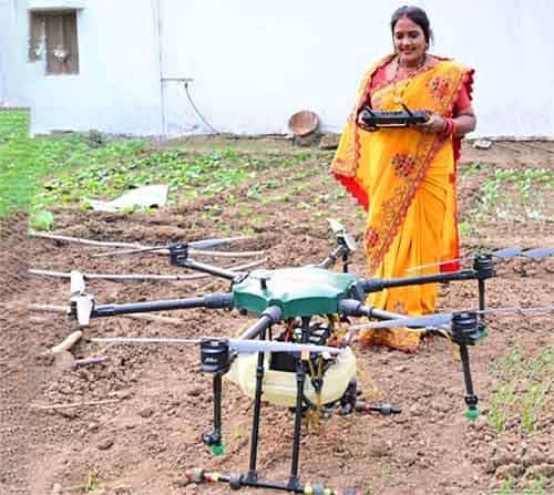 तकनीक की उड़ान से ड्रोन दीदी चंद्रकली वर्मा ने खरीफ और रबी सीजन में कमाये दो लाख रुपए