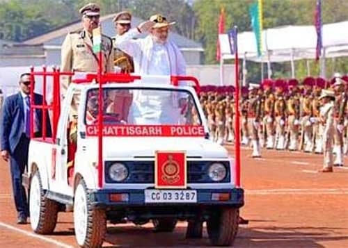केन्द्रीय गृह एवं सहकारिता मंत्री अमित शाह ने आज अपने छत्तीसगढ़ दौरे के पहले दिन रायपुर में छत्तीसगढ़ पुलिस को ‘प्रेसिडेंट कलर’ प्रदान किया केन्द्रीय गृह एवं सहकारिता मंत्री अमित शाह ने आज अपने छत्तीसगढ़ दौरे के पहले दिन रायपुर में छत्तीसगढ़ पुलिस को ‘प्रेसिडेंट कलर’ प्रदान किया
