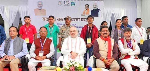 केन्द्रीय गृह एवं सहकारिता मंत्री अमित शाह ने आज छत्तीसगढ़ के जगदलपुर में हथियार छोड़ मुख्यधारा में शामिल हुए छत्तीसगढ़, महाराष्ट्र, ओडिशा, आंध्र प्रदेश, तेलंगाना और असम के लोगों से मुलाकात की