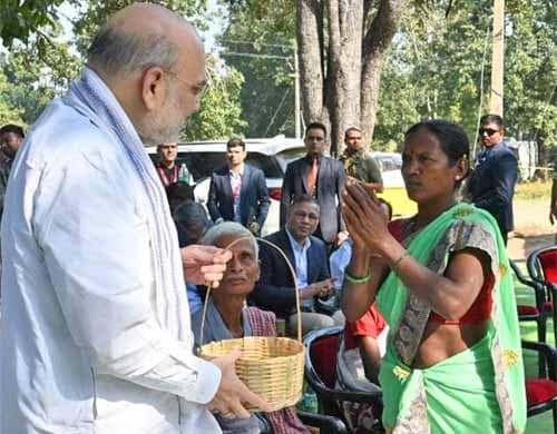 बीजापुर के गांव गुण्डम में महुआ पेड़ के नीचे केन्द्रीय गृह मंत्री ने लगाई चौपाल: ग्रामीणों से खुलकर की चर्चा बीजापुर के गांव गुण्डम में महुआ पेड़ के नीचे केन्द्रीय गृह मंत्री ने लगाई चौपाल: ग्रामीणों से खुलकर की चर्चा