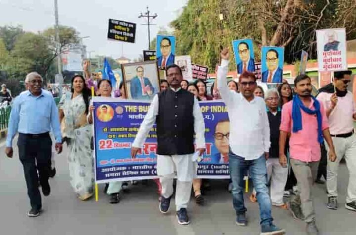 अमित शाह की टिप्पणी के विरोध में धरना प्रदर्शन