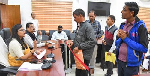 भू-अर्जन क्षतिपूर्ति राशि की मांग, जनदर्शन में लगाई गुहार