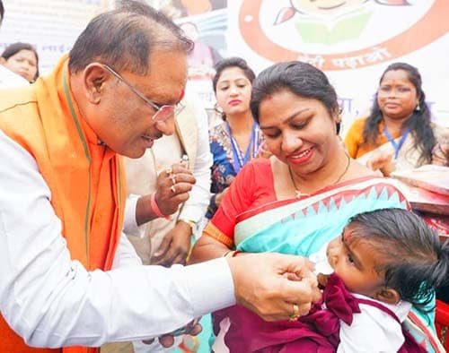 मुख्यमंत्री ने शिशुओं को कराया अन्नप्राशन