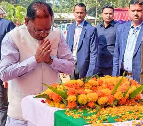 मुख्यमंत्री विष्णुदेव साय ने शहीद जवानों को पुष्पचक्र अर्पित कर दी भावभीनी श्रद्धांजलि