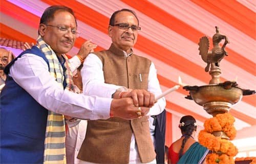 डबल इंजन की सरकार पूरी प्रतिबद्धता के साथ प्रदेश की तस्वीर और तकदीर बदलने के लिए कर रही है काम : श्री शिवराज सिंह चौहान डबल इंजन की सरकार पूरी प्रतिबद्धता के साथ प्रदेश की तस्वीर और तकदीर बदलने के लिए कर रही है काम : श्री शिवराज सिंह चौहान