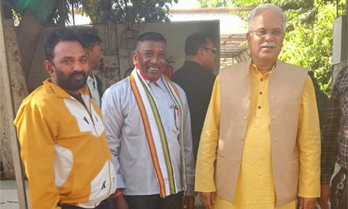 अहिवारा कांग्रेस सेवा दल ब्लॉक अध्यक्ष रामपाल नाविक ने पूर्व मुख्यमंत्री भूपेश बघेल से शिष्टाचार के रूप में भेंट की