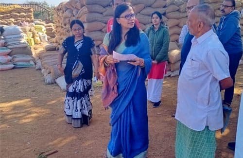 कलेक्टर ने धान संग्रहण केन्द्र अरसनारा का किया निरीक्षण