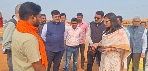धान उपार्जन और संग्रहण व्यवस्था का निरीक्षण करने धमधा विकासखण्ड पहुंची कलेक्टर