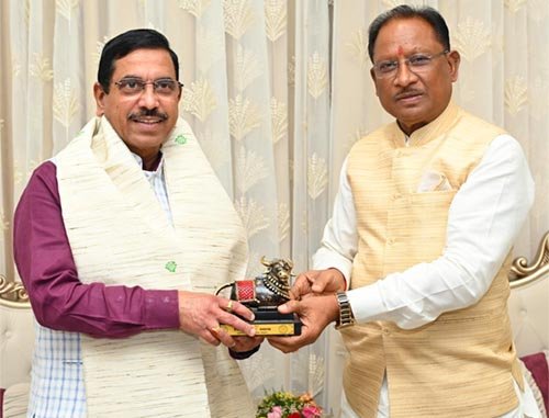 मुख्यमंत्री विष्णुदेव साय ने केंद्रीय मंत्री श्री प्रहलाद जोशी का किया आत्मीय स्वागत