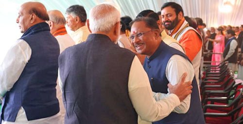जब प्रधानमंत्री मोदी ने थामा विष्णुदेव साय का हाथ – मंच पर दिखी खास आत्मीयता
