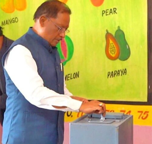 मुख्यमंत्री विष्णुदेव साय ने पंचायत चुनाव के तीसरे चरण में किया मतदान