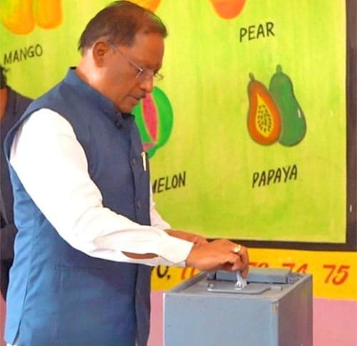 मुख्यमंत्री विष्णुदेव साय ने पंचायत चुनाव के तीसरे चरण में किया मतदान मुख्यमंत्री विष्णुदेव साय ने पंचायत चुनाव के तीसरे चरण में किया मतदान