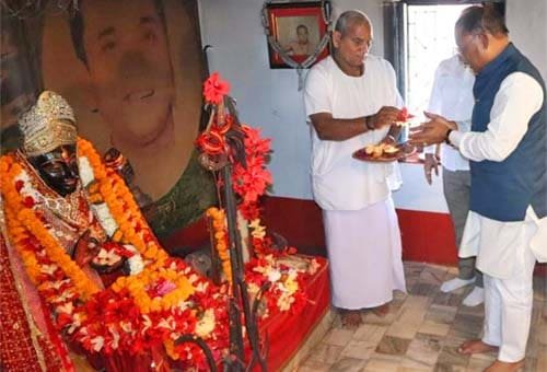 मुख्यमंत्री विष्णुदेव साय ने सोगड़ा आश्रम में की पूजा-अर्चना