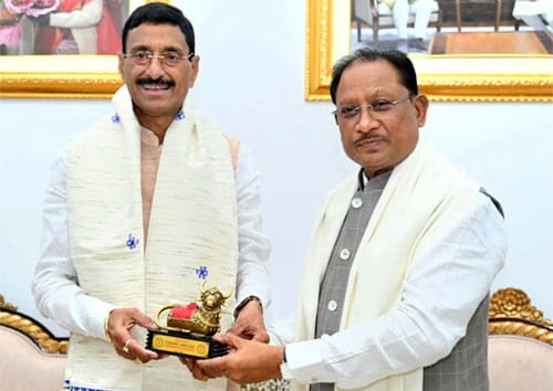 मुख्यमंत्री विष्णु देव साय से केंद्रीय रक्षा राज्य मंत्री संजय सेठ ने की सौजन्य भेंट