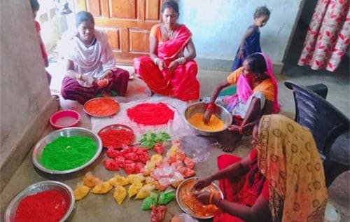 नक्सलियों ने जिन महिलाओं के जीवन को किया बेरंग, वही महिलाएं हर्बल गुलाल बनाकर लोगेां के जीवन में ला रही खुशहाली