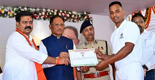 मुख्यमंत्री विष्णुदेव साय ने उप निरीक्षक संवर्ग में चयनित अभ्यर्थियों को प्रदान किया नियुक्ति पत्र