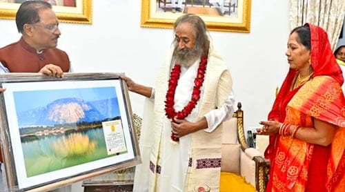 मुख्यमंत्री विष्णुदेव साय ने आध्यात्मिक गुरु श्री श्री रविशंकर से लिया आशीर्वाद