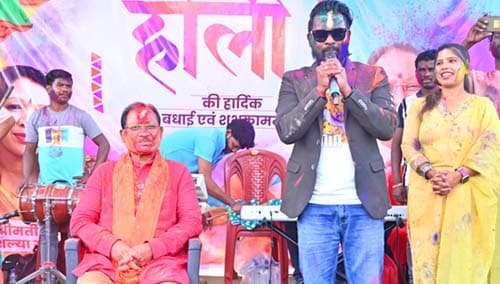 मुख्यमंत्री विष्णुदेव साय ने अपने गृह ग्राम बगिया में ग्रामीणों संग हर्षोल्लास से मनाई होली
