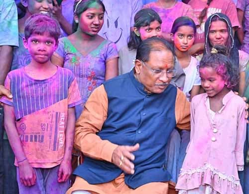 बगिया में बच्चों संग मुख्यमंत्री ने मनाई रंगों की होली बगिया में बच्चों संग मुख्यमंत्री ने मनाई रंगों की होली