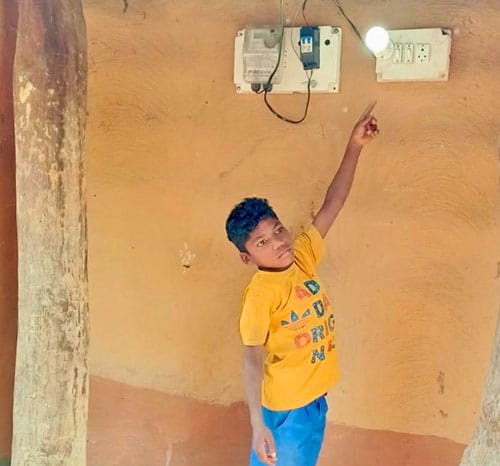 नक्सल प्रभावित गांव के 75 घरों में पहली बार पहुंची बिजली