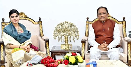 मुख्यमंत्री विष्णु देव साय से प्रसिद्ध कथावाचक देवी चित्रलेखा की सौजन्य भेंट