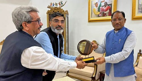 भारतीय प्रबंध संस्थान (आईआईएम) रायपुर के निदेशक श्री रामकुमार काकानी ने आज मुख्यमंत्री श्री विष्णु देव साय से सौजन्य मुलाकात