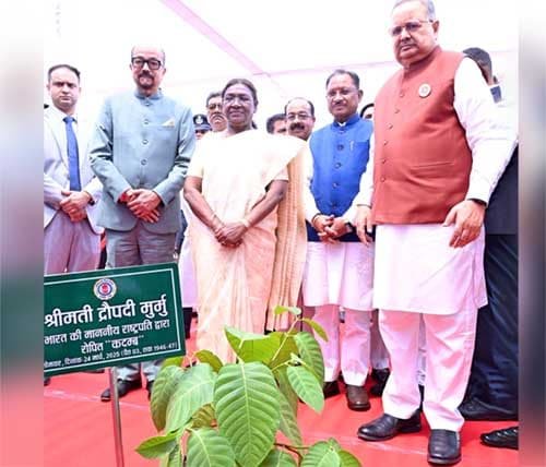 राष्ट्रपति श्रीमती द्रौपदी मुर्मु ने विधानसभा परिसर में किया कदम्ब का पौधरोपण