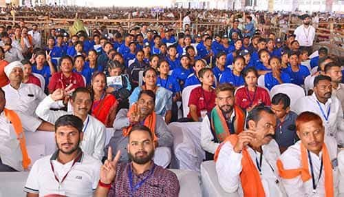 प्रधानमंत्री नरेंद्र मोदी को देखने और सुनने पहुंचे युवा, बस्तर ओलंपिक के विजयी प्रतिभागी और लखपति दीदियां