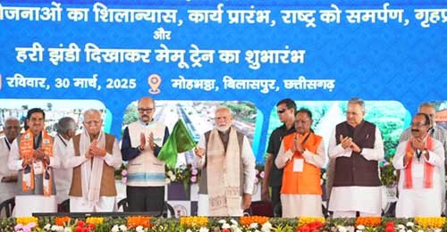 प्रधानमंत्री नरेन्द्र मोदी ने अभनपुर-रायपुर मेमू ट्रेन सेवा का हरी झंडी दिखाकर किया शुभारंभ