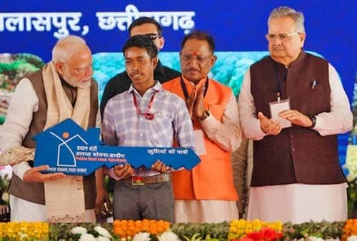 “पक्का मकान बन गया है?” – प्रधानमंत्री श्री नरेंद्र मोदी के सवाल पर मुस्कराए दल्लु राम बैगा, कहा – “हां, बन गया है”