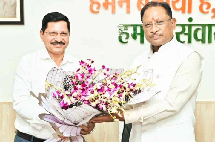 मुख्यमंत्री विष्णु देव साय से एसईसीएल के नवनियुक्त सीएमडी श्री हरीश दुहन ने की सौजन्य भेंट