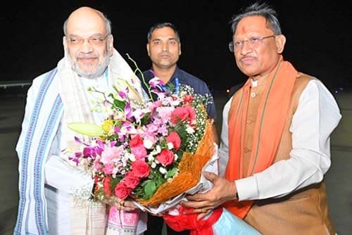 केंद्रीय गृह मंत्री अमित शाह का मुख्यमंत्री विष्णुदेव साय ने स्वामी विवेकानंद विमानतल पर किया आत्मीय स्वागत