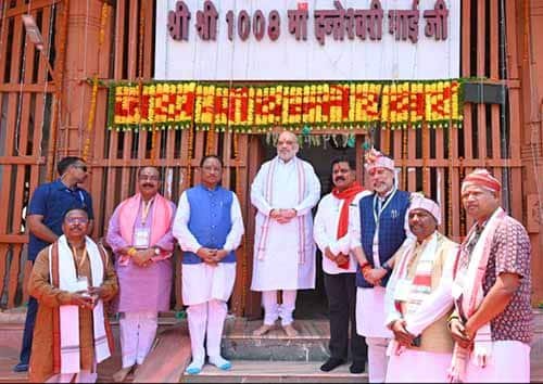 केन्द्रीय गृह मंत्री श्री अमित शाह ने मुख्यमंत्री विष्णुदेव साय के साथ मां दंतेश्वरी की पूजा-अर्चना की
