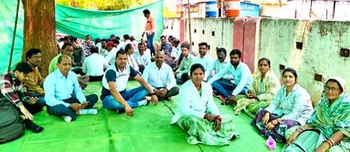 “मोदी गारंटी” पर अमल की मांग को लेकर पंचायत सचिवों की अनिश्चितकालीन हड़ताल जारी, शासकीयकरण को लेकर रोष