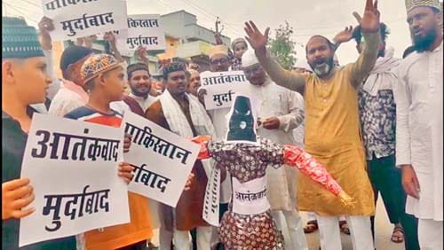 धमधा में मुस्लिम जमात ने आतंकवाद और पाकिस्तान का पुतला फूंका, आतंकी हमले के खिलाफ निकाली पैदल रैली